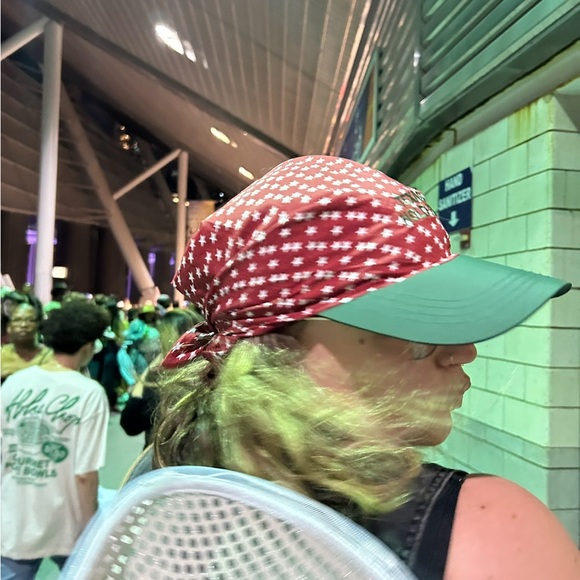 Beyoncé Cowboy Carter Texas Hold'em Star-Patterned Red and Green Scarf Hat - Picture 2 of 3